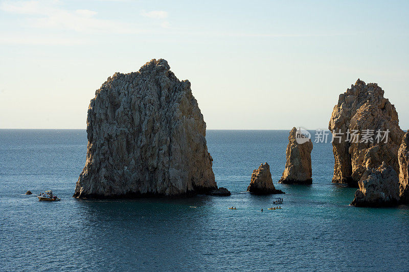 洛基群岛Reserva do Lobos Marinos卡波圣卢卡斯在墨西哥西海岸的下哈半岛之间的科尔特斯海和太平洋在一个阳光明媚的日子平静的水域